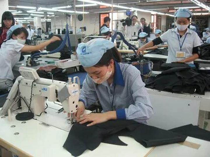 Nội dung: Mùa hè đang đầy vui vẻ với những bức tường nhảy vò đang xu hướng trên mạng